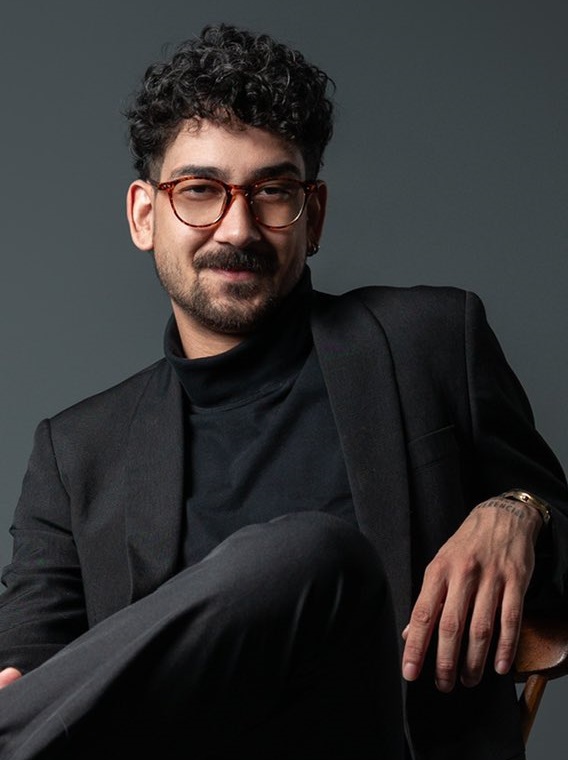 Leonardo Rodrigues sentado